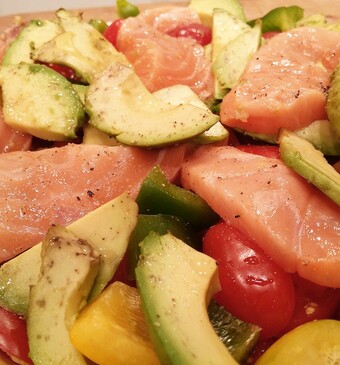 Pizzabrood met zalm en humus