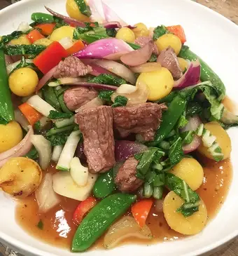 Pepersteakwok met zwarte pepersaus