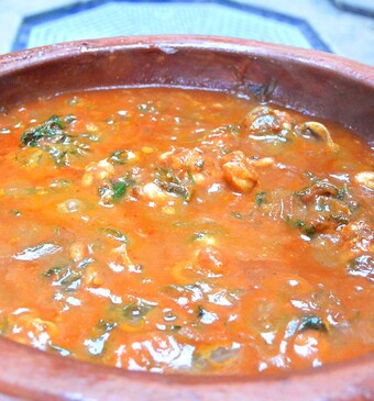 Tajine van zeeduivel en inktvis