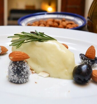 Olijfolie-ijs met gesuikerde olijven