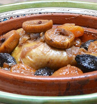 Kiptajine met gedroogd fruit (en gemarineerde komkommers)
