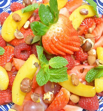 Gekarameliseerde saffraan-appels met fruitsalade