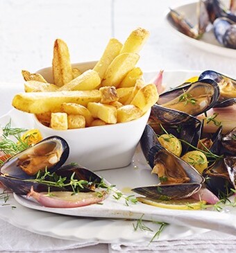 Franse mosselen met groene kruiden en cherrytomaatjes