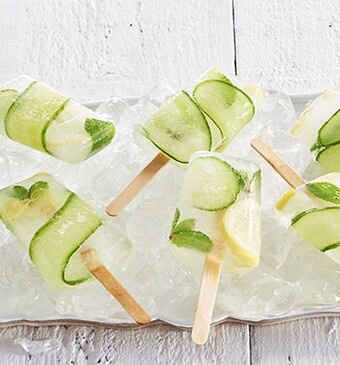 Vlierbloesemijsjes met komkommer, citroen en munt