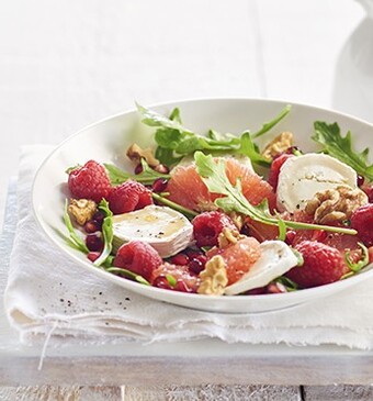 Zomerse salade met grapefruit, frambozen, geitenkaas en walnoten