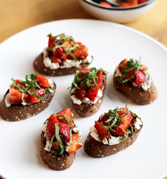 Aardbeien crostini met ricotta, balsamico en basilicum
