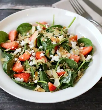 Salade met geitenkaas, spinazie, quinoa en aardbeien