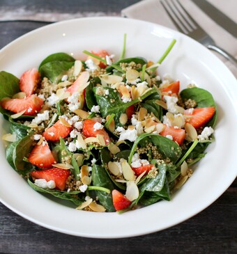 Salade met geitenkaas, spinazie, quinoa en aardbeien