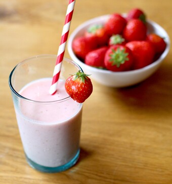 Powersmoothie met aardbeien, sinaasappel en yoghurt