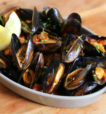 Mosselen met chorizo, citroenrasp, knoflook, bieslook en tomaat