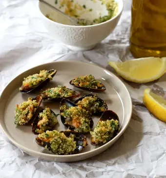 Gegratineerde mosselen met knoflook en peterselie