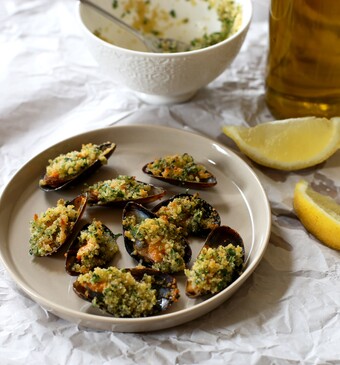 Gegratineerde mosselen met knoflook en peterselie