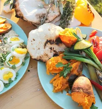 Hummus met gegrilde groenten en pitabrood