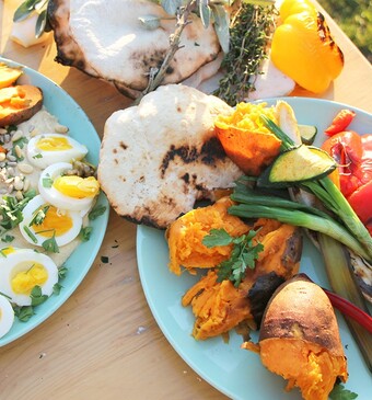 Hummus met gegrilde groenten en pitabrood