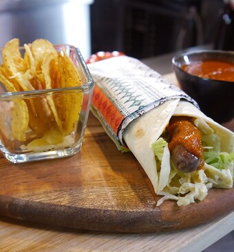 Woeste worstwrap (wraps met runderworstjes en zuurkool)