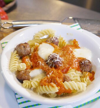 Pasta surprise (pasta met gehaktballetjes en mozzarella)