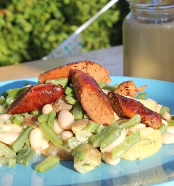 Blote-billetjes-in-het-gras aardappelsalade met worstjes