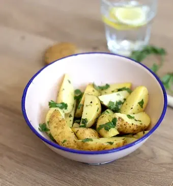 Gekookte aardappels met kruidenboter