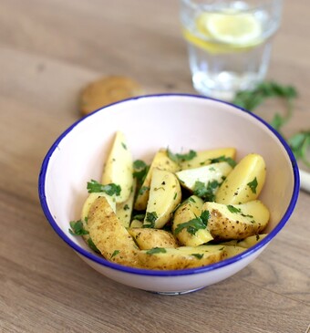 Gekookte aardappels met kruidenboter