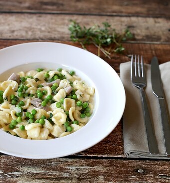 Pasta met haring en doperwtjes in roomsaus