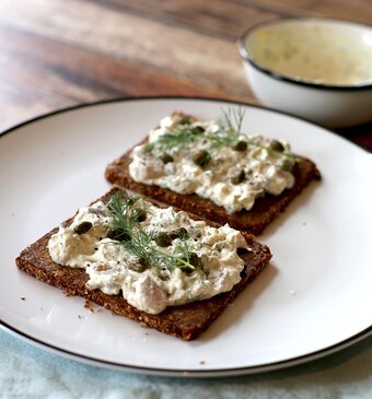 Smörrebröd met haringsalade