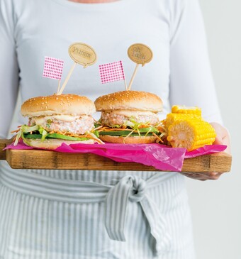 Roberta's roze burgers (zalmburgers met maïs)