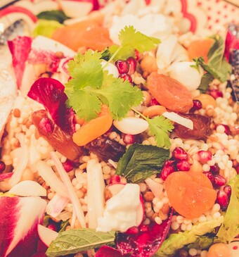 Parelcouscoussalade met verse makreel, noten, sinaasappel, granaatappel en lof