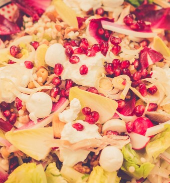 Parelcouscoussalade met gerookte makreel, gerookte olijfolie,  sinaasappel, lof en noten