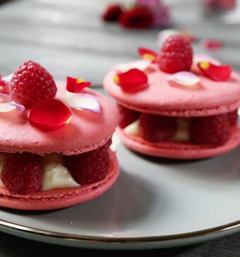 Macarontaartje met frambozen en roos