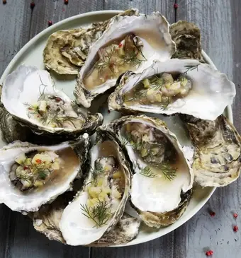 Gepocheerde oesters met gekonfijte citroen