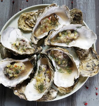 Gepocheerde oesters met gekonfijte citroen