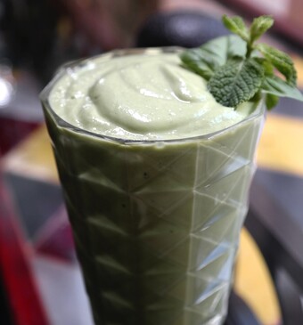 Amandel-matchasmoothie