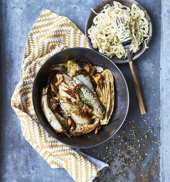 Hoisin witlofwok met shiitakes