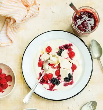 Eton mess (roomdessert met fruit en meringue)