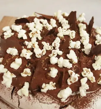 Pavlova met whiskey-chocolademousse en popcorn