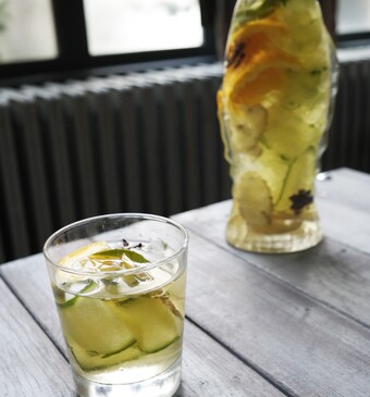 IJsthee van verveine met gember, komkommer en sinaasappel