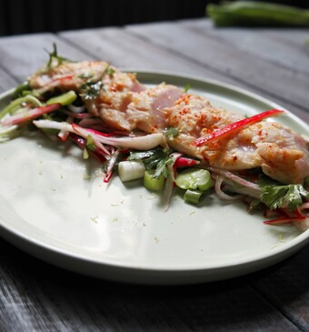 Tataki van bonito met tuinbonen en bosui