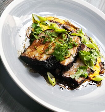 Buikspek met geglaceerde worteltjes en wortelpuree