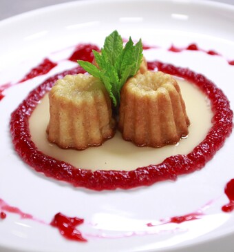 Canelé met kaneelsiroop, aalbessencompote en rodewijngelei