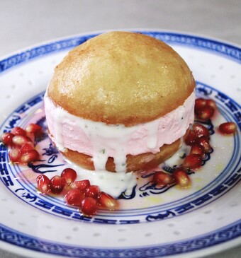 Gestoomde bau gevuld met granaatappelparfait