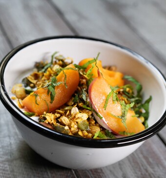 Fromage blanc met granola van abrikozenconfiture