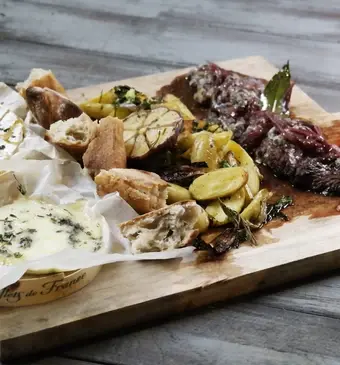 Onglet met rode wijn jus en blauwe kaas