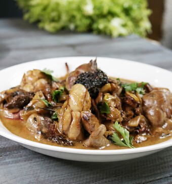 Ris de veau / kalfszwezerik met kalfsniertjes, morillessaus en gekarameliseerde ui