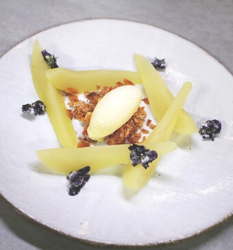 Poire Belle Helene met gesuikerde bloemen