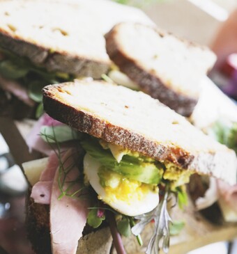 Sandwich met humus van rode linzen