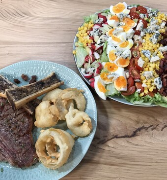 T-bone steak met merg en onionrings