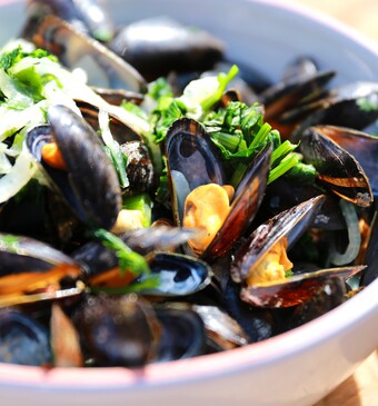 Mosselen op z’n Vlaams met lookstengels