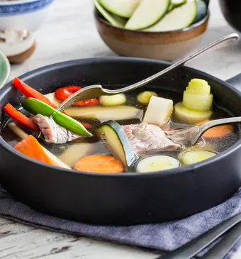 Aziatische vleesfondue met dungesneden biefstuk en knapperige groenten