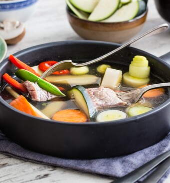 Aziatische vleesfondue met dungesneden biefstuk en knapperige groenten