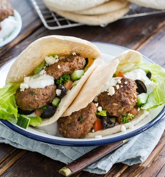 Gyrosbroodjes met frisse salade, yoghurtdressing en feta